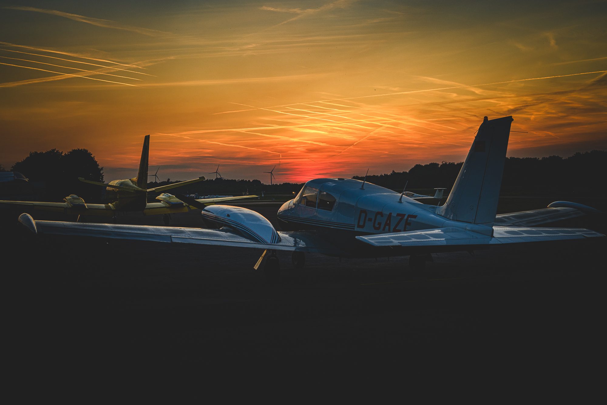 Kleinflugzeug D-GAZE auf dem Vorfeld im Sonnenuntergang