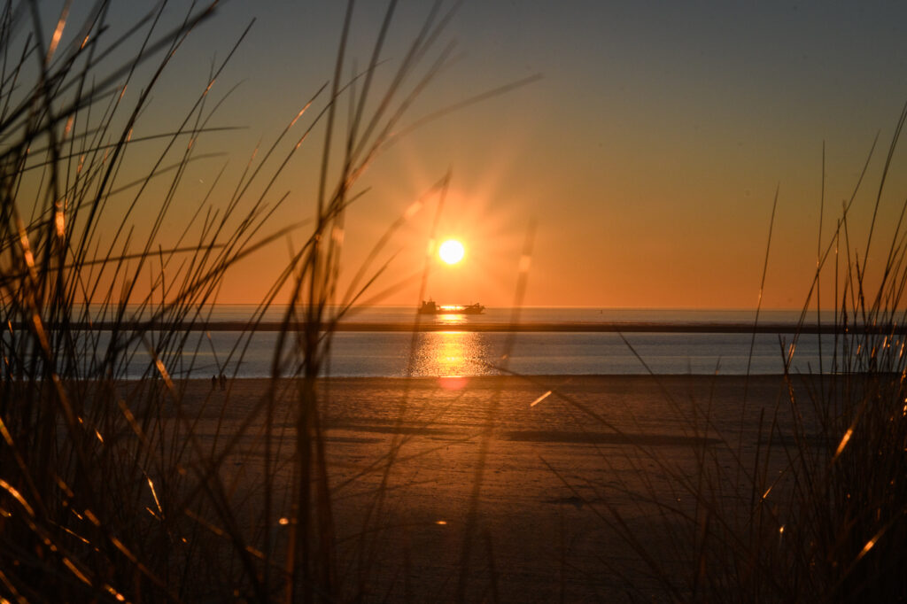 Schiff im Sonnenuntergang