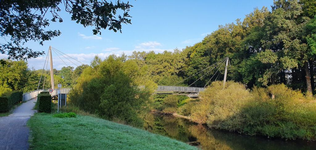 Kleine Hängebrücke bei Emsdetten auf dem Emsradweg