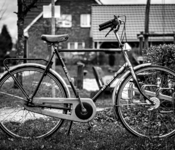 Ein altes Fahrrad am gesperrten Spielplatz