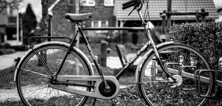 Ein altes Fahrrad am gesperrten Spielplatz