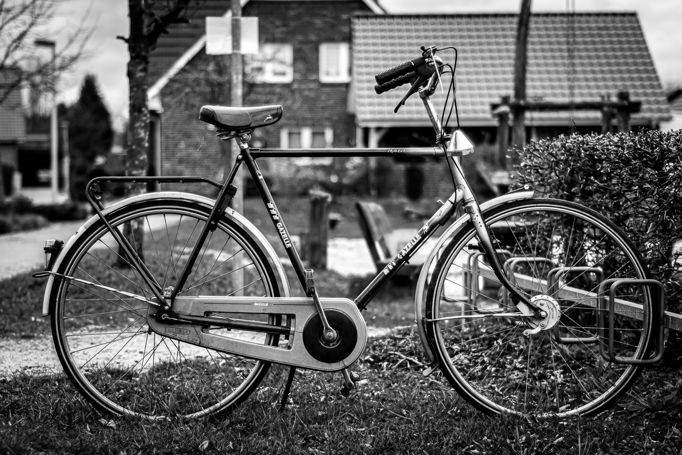 Ein altes Fahrrad am gesperrten Spielplatz